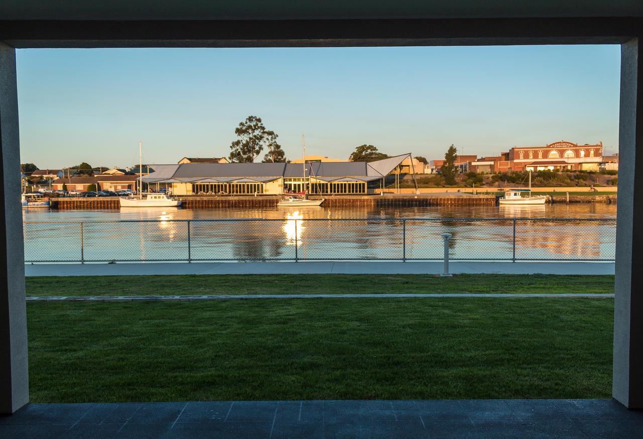 Ulverstone Waterfront Apartments Bagian luar foto